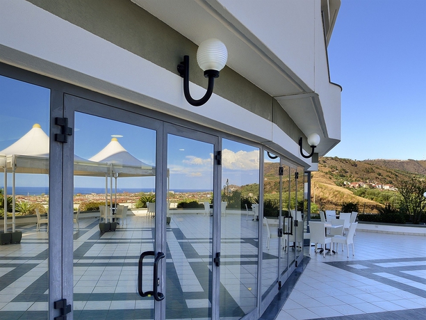 Imagen de los exteriores del Hotel Park Mirabeau. Foto 12