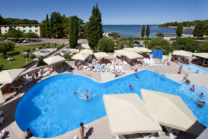 Imagen de la piscina del Hotel Park Plava Laguna. Foto 13