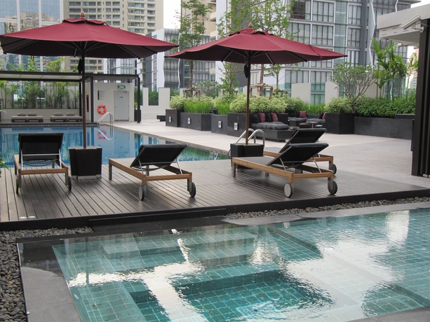 Imagen de la piscina del Hotel Park Plaza Bangkok Soi 18. Foto 14