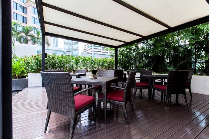 Imagen de la piscina del Hotel Park Plaza Bangkok Soi 18. Foto 15