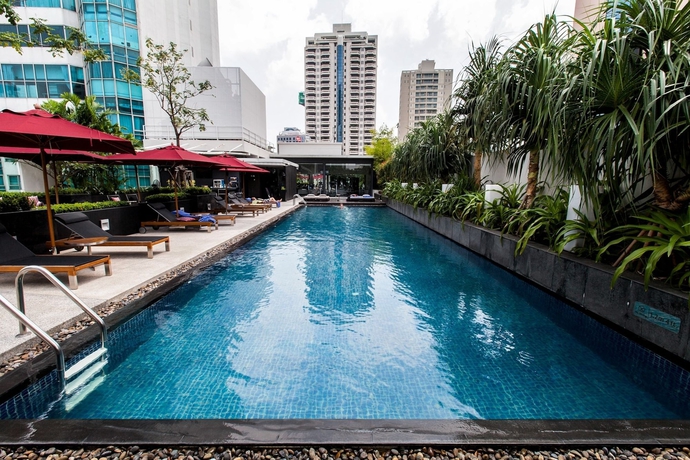 Imagen de la piscina del Hotel Park Plaza Bangkok Soi 18. Foto 16
