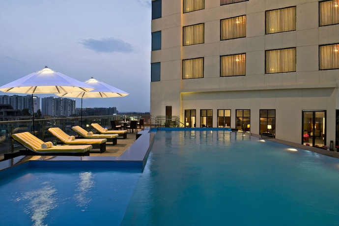 Imagen de la piscina del Hotel Park Plaza Chandigarh Zirakpur. Foto 19