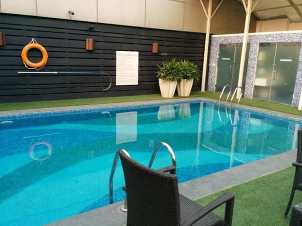 Imagen de la piscina del Hotel Park Plaza Faridabad. Foto 18