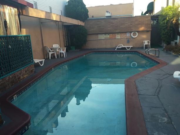 Imagen de la piscina del Hotel Park Plaza Lodge. Foto 10