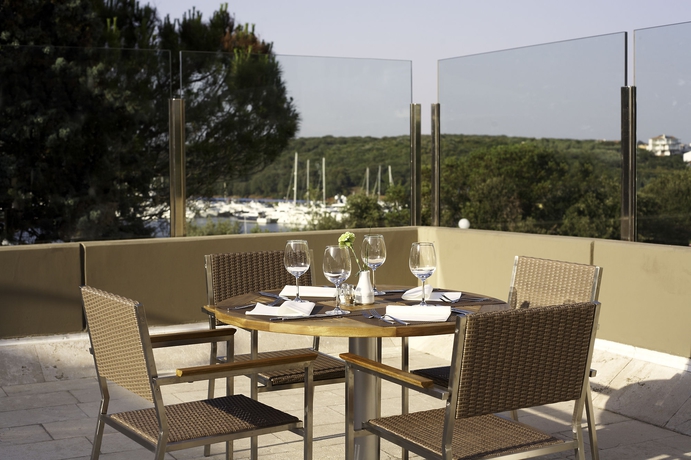 Imagen del bar/restaurante del Hotel Park Plaza Verudela Pula. Foto 3