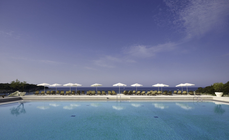 Imagen de la piscina del Hotel Park Plaza Verudela Pula. Foto 16