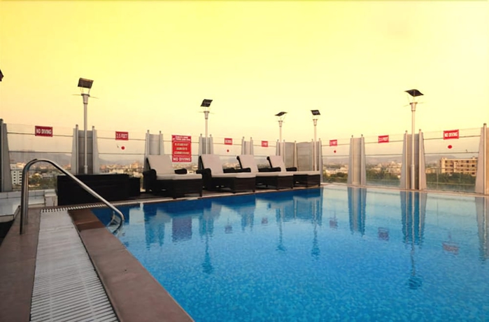 Imagen de la piscina del Hotel Park Prime Jaipur. Foto 19