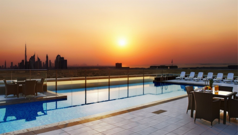 Imagen de la piscina del Hotel Park Regis Kris Kin Dubai. Foto 10