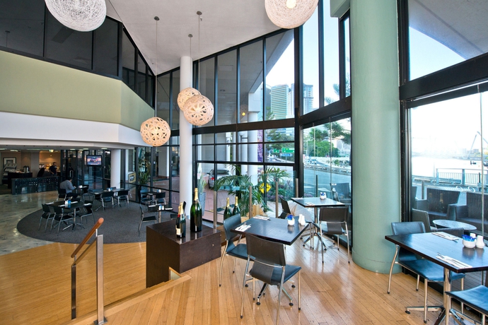 Imagen del bar/restaurante del Hotel Park Regis North Quay. Foto 4