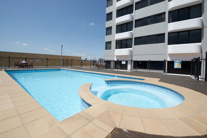 Imagen de la piscina del Hotel Park Regis North Quay. Foto 16