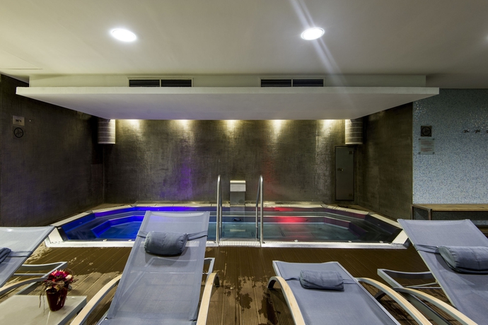 Imagen de la piscina del Hotel Park Residence Budapest. Foto 15