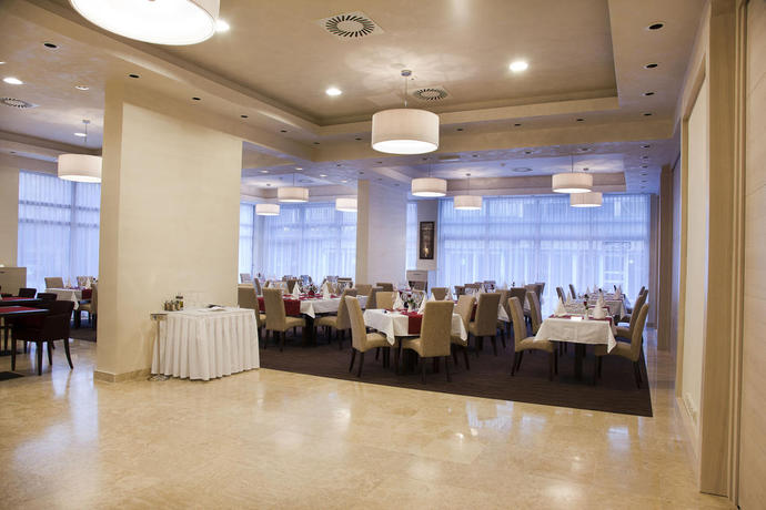 Imagen del bar/restaurante del Hotel Park, Ruma. Foto 2