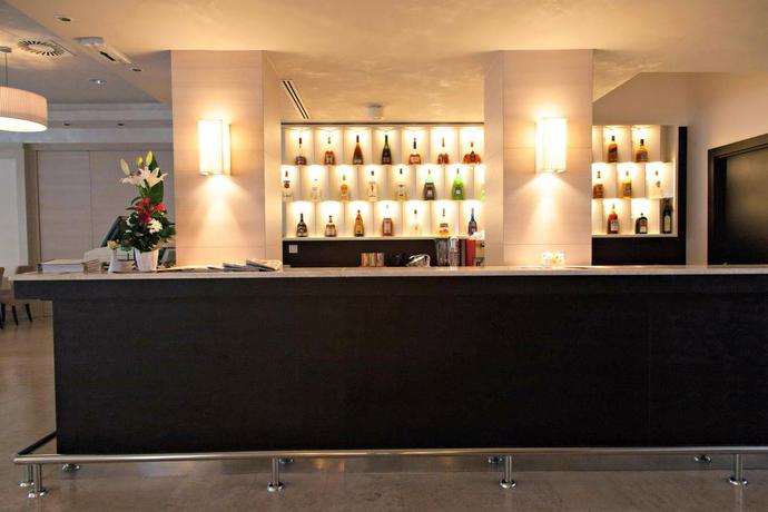 Imagen del bar/restaurante del Hotel Park, Ruma. Foto 3