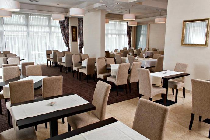 Imagen del bar/restaurante del Hotel Park, Ruma. Foto 4