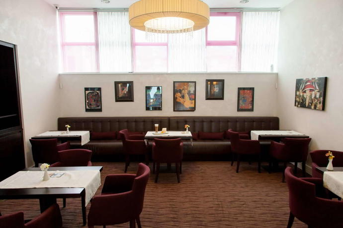 Imagen del bar/restaurante del Hotel Park, Ruma. Foto 5