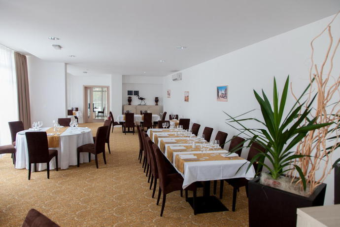 Imagen del bar/restaurante del Hotel Park, Ruma. Foto 6