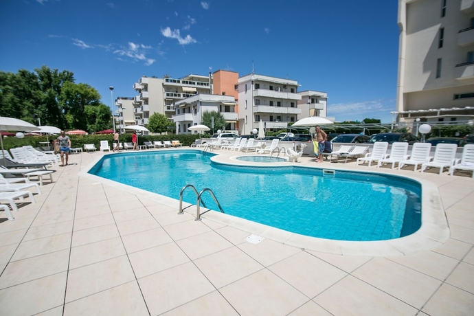 Imagen de la piscina del Hotel Park Serena. Foto 18