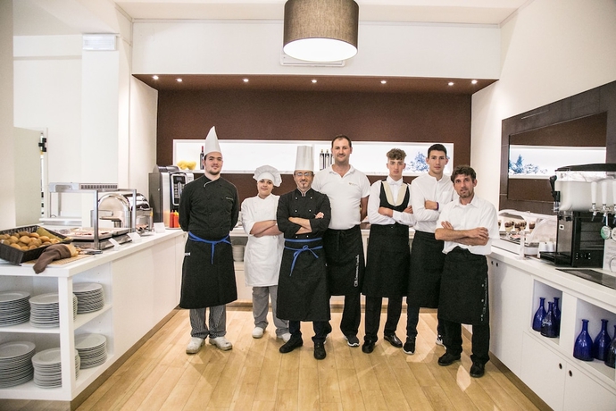 Imagen del bar/restaurante del Hotel Park Serena. Foto 3