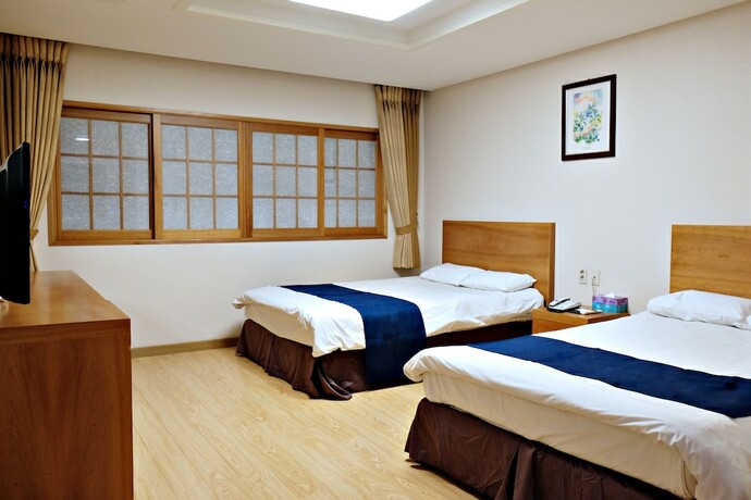 Imagen de la habitación del Hotel Park Side Hotel. Foto 9