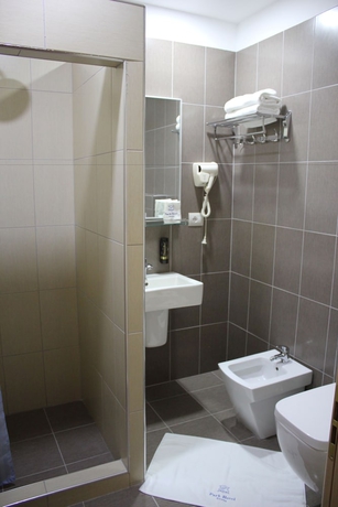 Imagen de la habitación del Hotel Park Tirana. Foto 16