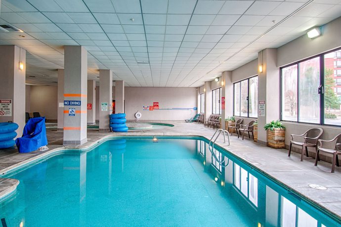Imagen de la piscina del Hotel Park Tower Inn. Foto 20