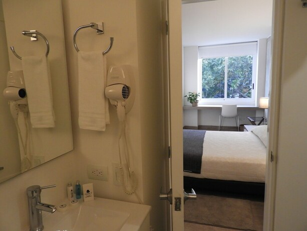 Imagen de la habitación del Hotel Park V & Suites. Foto 19