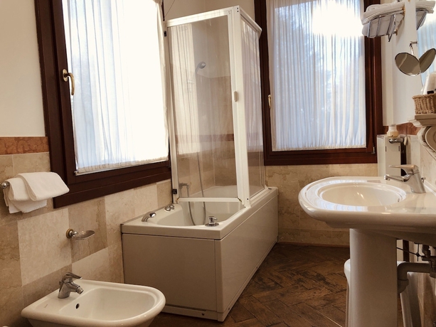 Imagen de la habitación del Hotel Park Villa Vicini. Foto 15