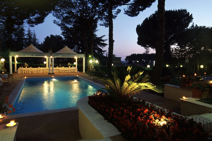 Imagen de la piscina del Hotel Park Villaferrata. Foto 13