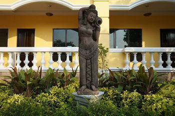 Imagen de los exteriores del Hotel Park and Pool Resort. Foto 5