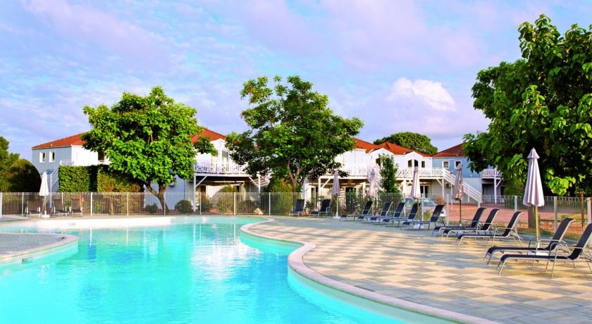 Imagen de la piscina del Hotel Park and Suites Village La Rochelle Marans. Foto 4