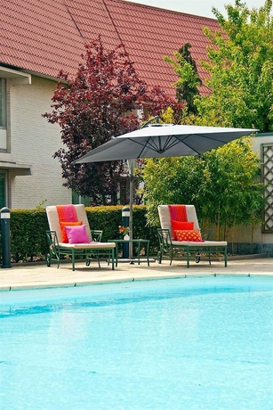 Imagen de la piscina del Hotel Parker Brussels Airport. Foto 14