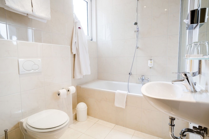 Imagen de la habitación del Hotel Parkhotel Krone. Foto 15