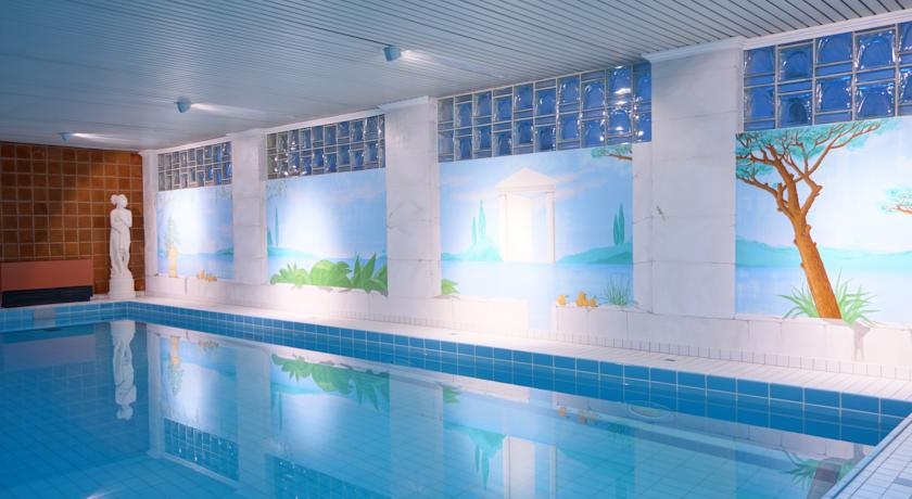 Imagen de la piscina del Hotel Parkhotel Luisenbad. Foto 12