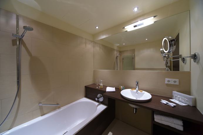 Imagen de la habitación del Hotel Parkhotel P&ouml;rtschach - Dasresort mit Insellage am W&ouml;rthersee. Foto 4