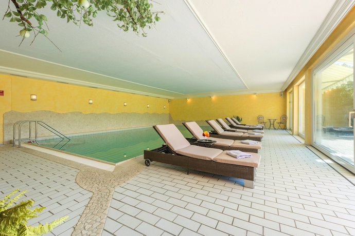 Imagen de la piscina del Hotel Parkhotel Tannenhof. Foto 20