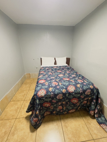 Imagen de la habitación del Hotel Parklane Motel. Foto 10