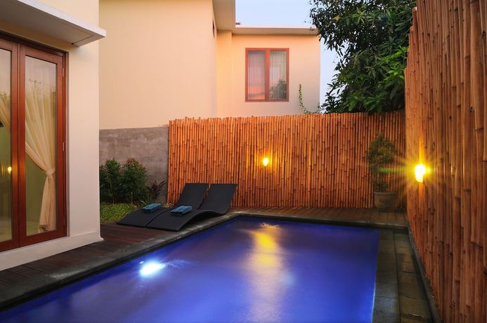 Imagen de la piscina del Hotel Parkside Denbukit Residence and Suite Jimbaran. Foto 20