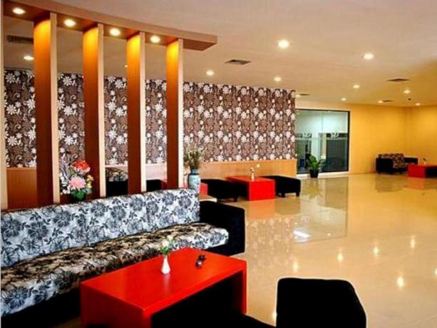 Imagen de los interiores del Hotel Parkside Mandarin Pekalongan. Foto 13