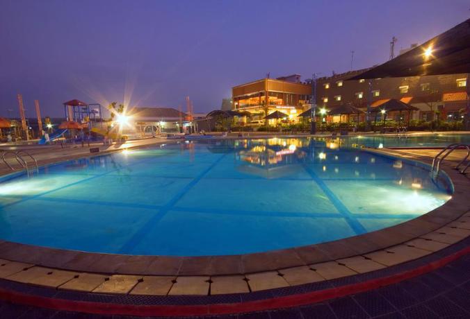Imagen de la piscina del Hotel Parkside Mandarin Pekalongan. Foto 15