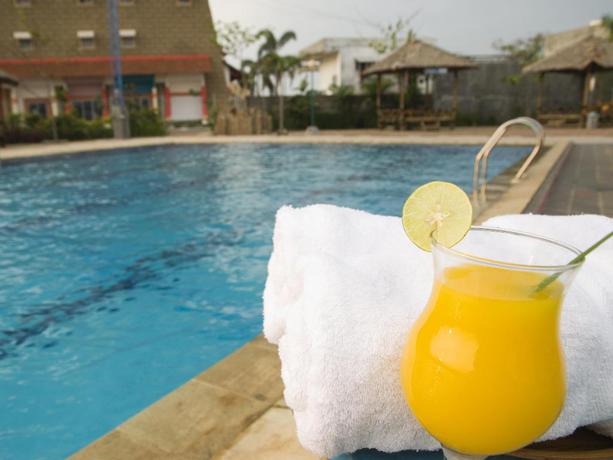 Imagen de la piscina del Hotel Parkside Mandarin Pekalongan. Foto 17