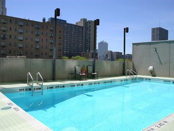 Imagen de la piscina del Hotel Parkside Student Residence Downtown Toronto. Foto 9