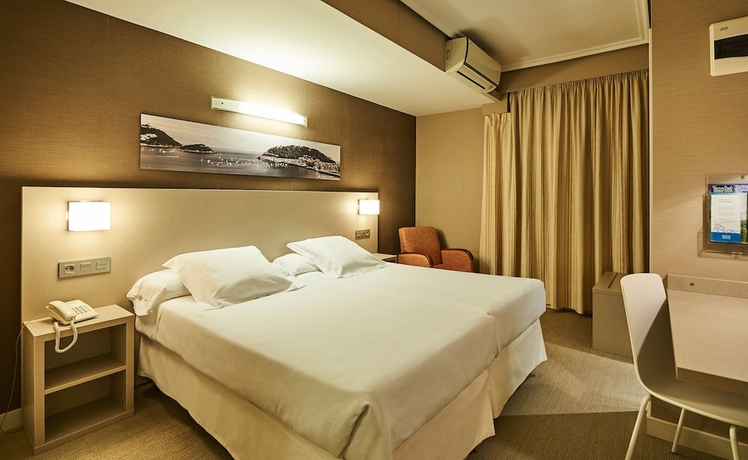 Imagen de la habitación del Hotel Parma, San Sebastián. Foto 8