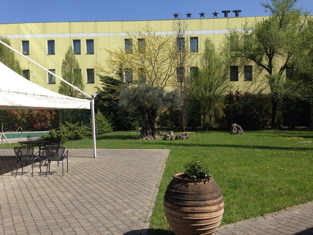Imagen de los exteriores del Hotel Parma and Congressi. Foto 13