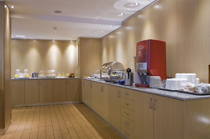 Imagen del bar/restaurante del Hotel Parnon. Foto 2