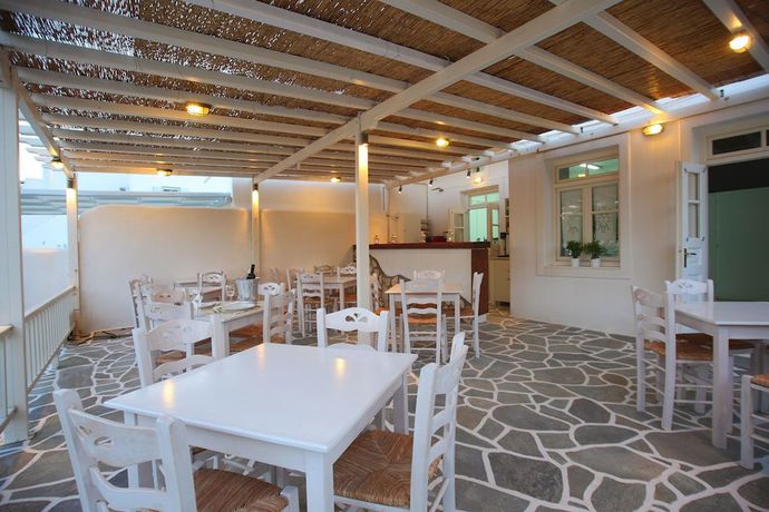 Imagen del bar/restaurante del Hotel Paros Inn. Foto 5