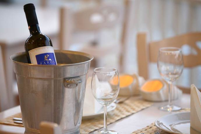 Imagen del bar/restaurante del Hotel Paros Inn. Foto 6