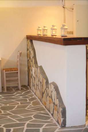 Imagen de los interiores del Hotel Paros Inn. Foto 16