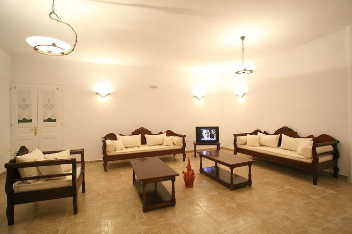 Imagen de los interiores del Hotel Paros Inn. Foto 17