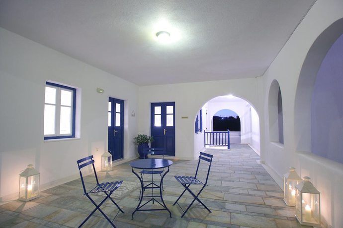 Imagen de los interiores del Hotel Paros Inn. Foto 18