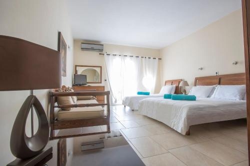 Imagen de la habitación del Hotel Paros Palace. Foto 8